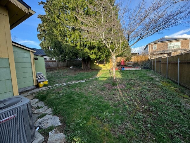 Building Photo - Adorable 1 BD + Loft and Office Bungalow in SE Richmond Neighborhood. ** Central Heat & AC! **