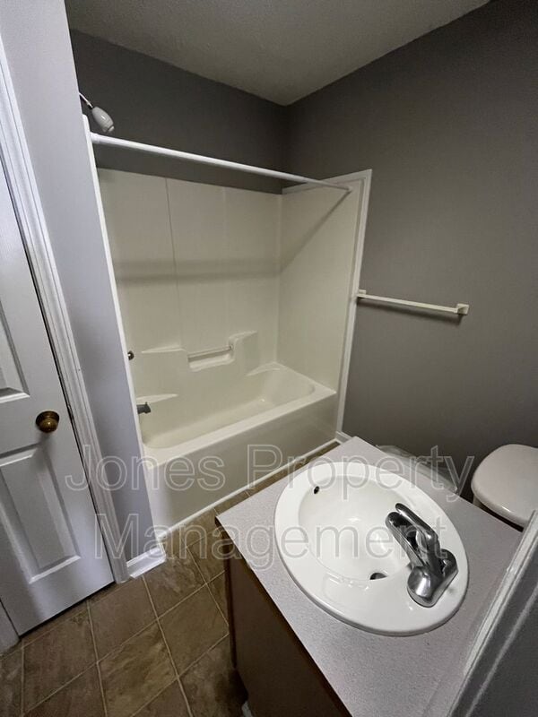 Building Photo - 804 Pine St