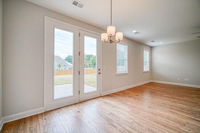 Building Photo - Gorgeous 4 BR, 3 BA Home With Easy Access ...