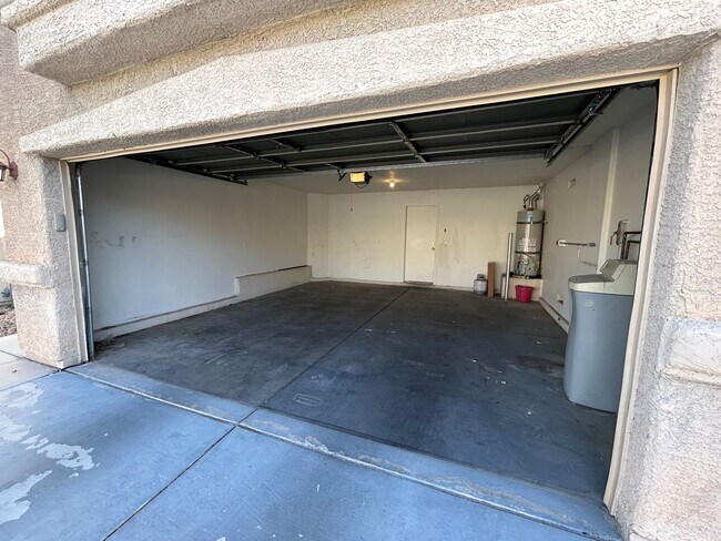 Building Photo - 3 bedroom Conveniently located