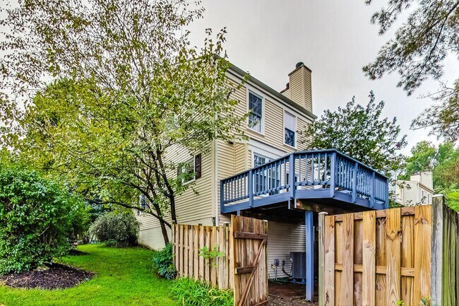 Building Photo - Beautifully maintained end unit Townhouse located in Stonebridge subdivision!