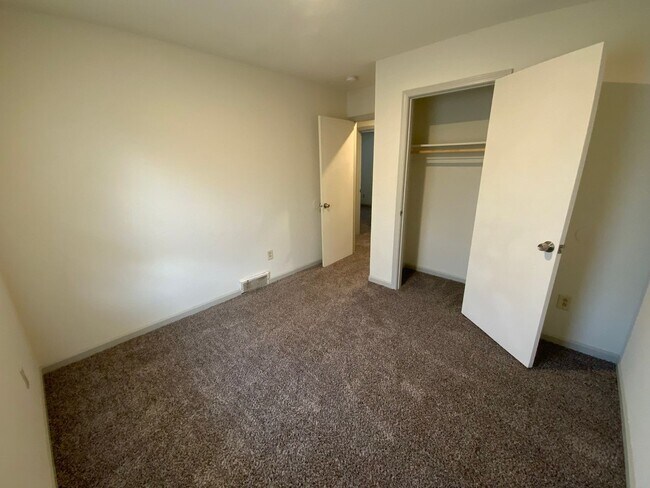 Building Photo - 1630 W Amos Dr