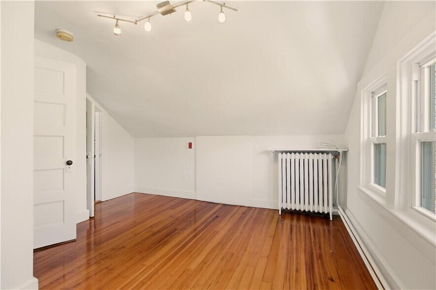 Building Photo - 31 Bayside Ave