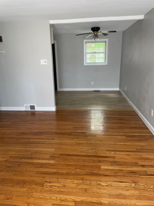 Building Photo - 3 BEDROOM, 1.5 BATH IN PENN HILLS - MOVE-I...