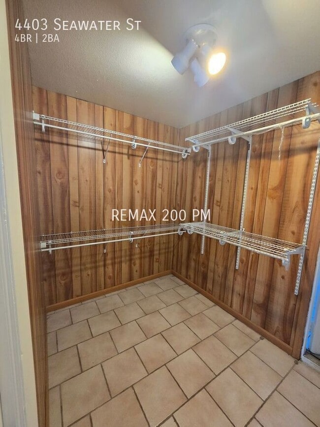 Building Photo - 4403 Seawater St