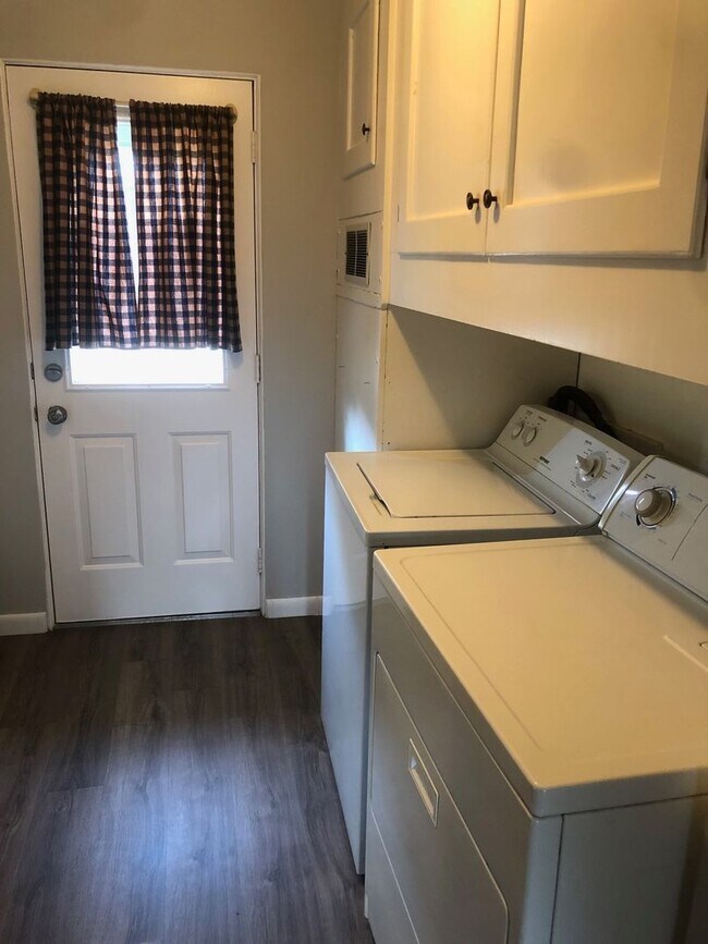 Building Photo - 3-Bedroom Home in a Charming Neighborhood!