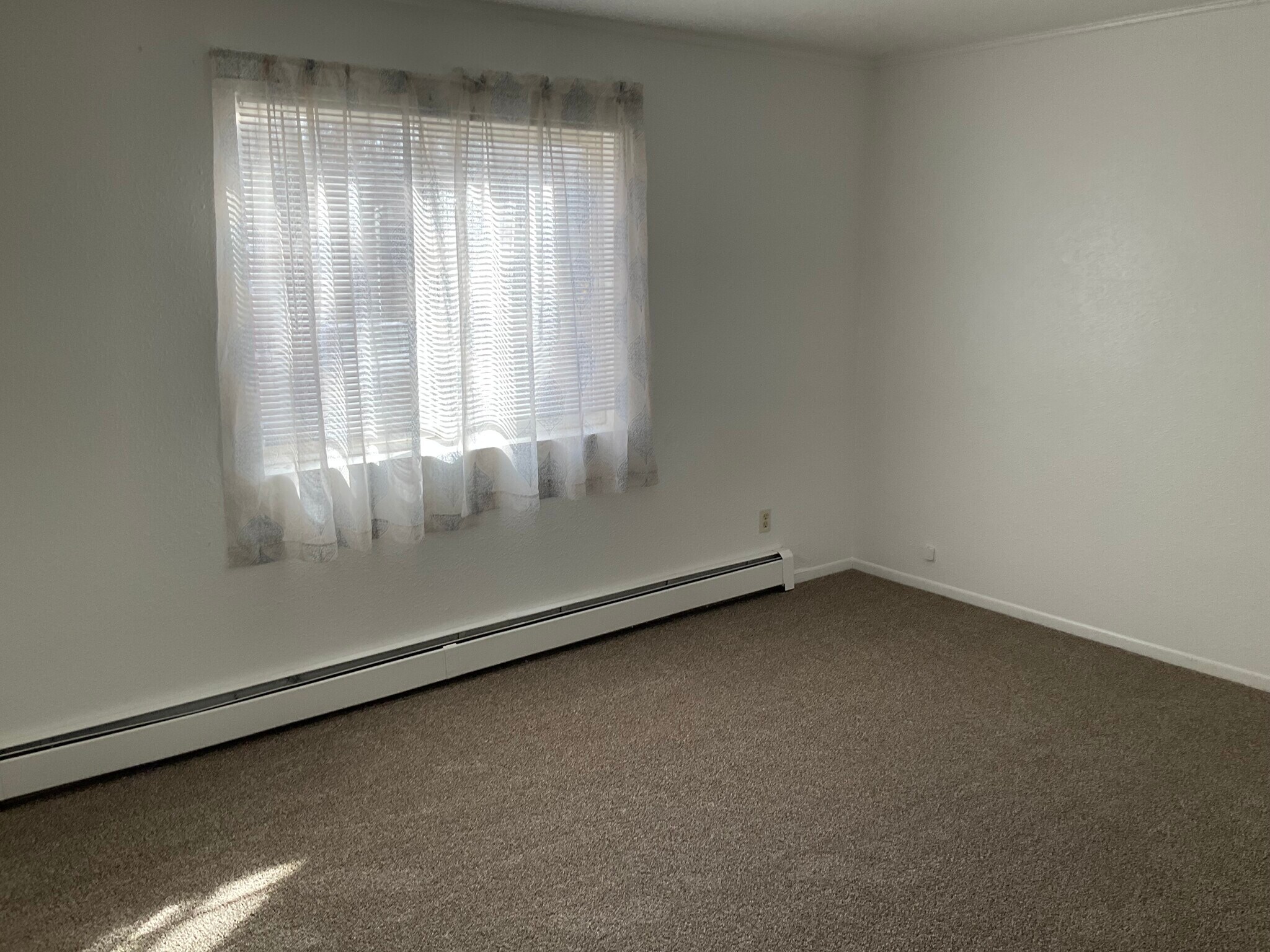 Building Photo - 608 N Orchard Ave