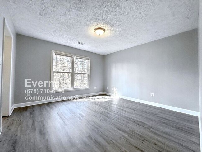 Building Photo - Spacious 3-Bedroom Home in a Vibrant and A...