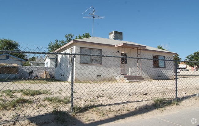 Building Photo - 1618 E Bonanza Rd