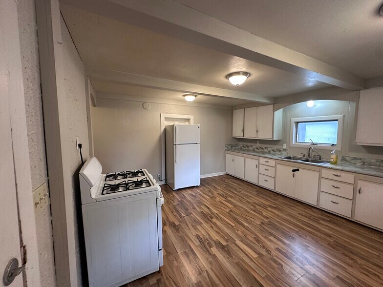 Building Photo - 629 Park Ave