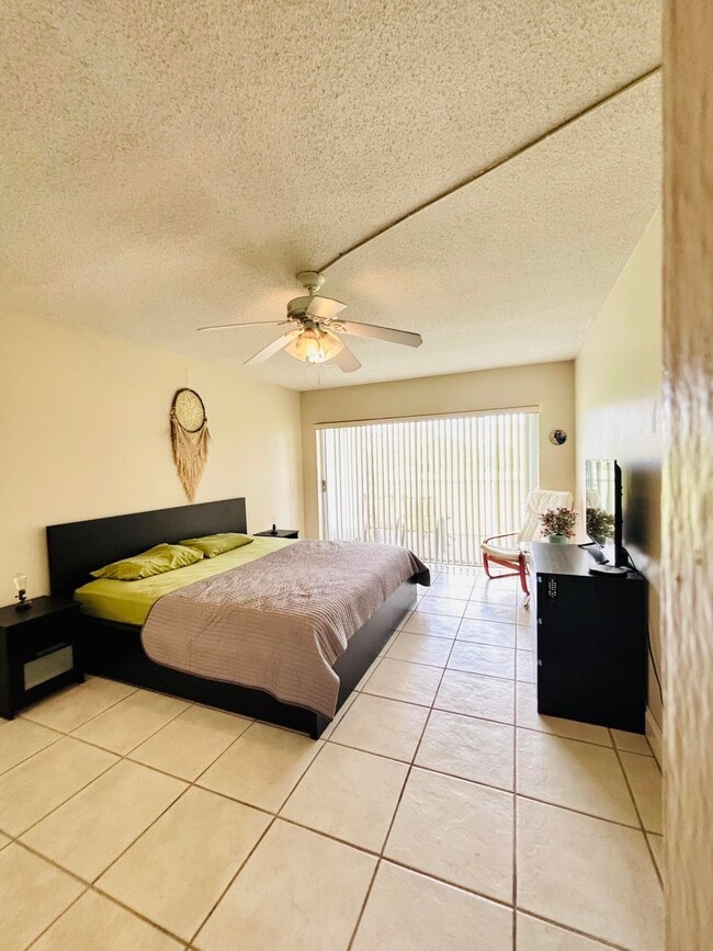 Building Photo - 2900 N Palm Aire Dr