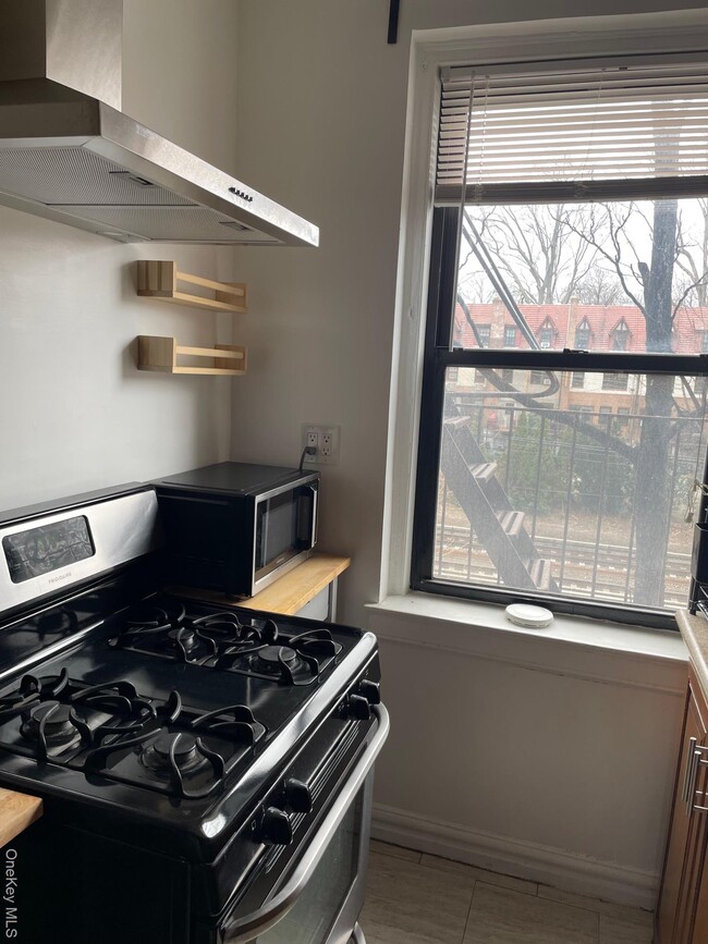 Building Photo - 77-20 Austin St