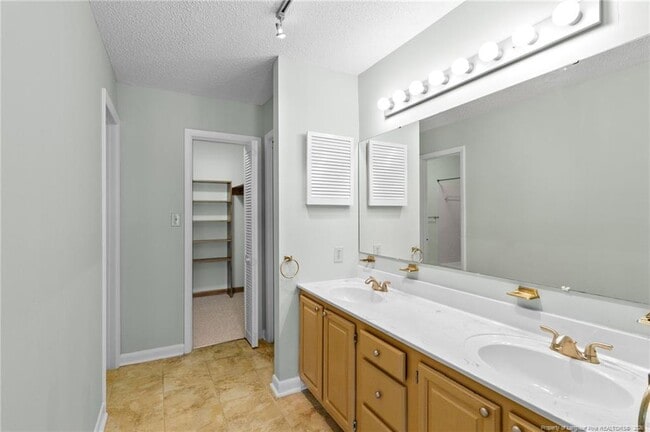 Building Photo - 2944 Wedgeview Dr