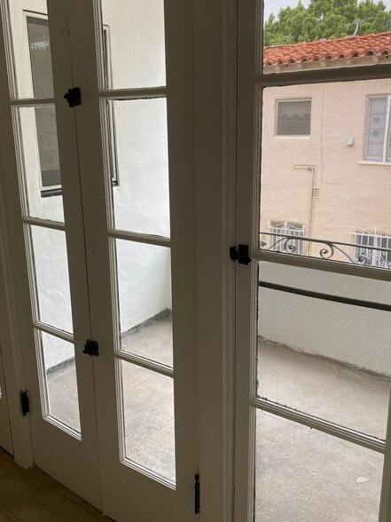 Building Photo - 205 S Arnaz Dr