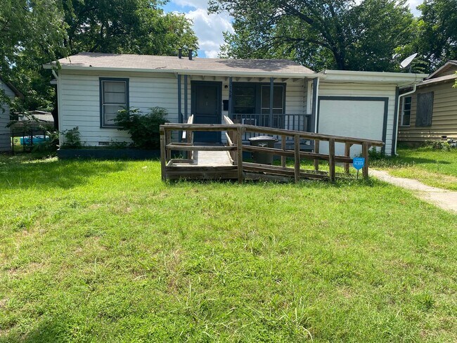 Building Photo - Single-Family Home Available!