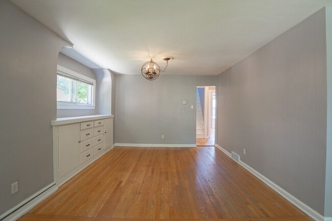 Building Photo - 2 Bed Home in the Heart of Whitefish Bay