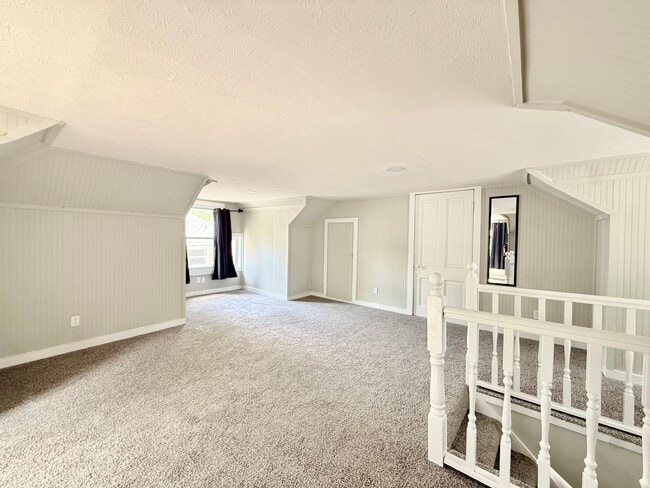 Building Photo - **Hawthorne Place** Pet Friendly 5 Large Bedrooms 2 Full Baths!