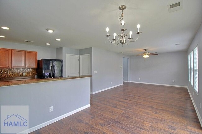 Building Photo - 207 Bender St