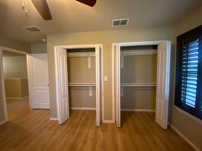 Building Photo - 413 Windmill Palm Dr