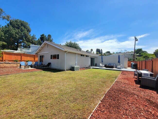 Building Photo - Darling, Move-In Ready Home in Highly Sought After Neighborhood w/ a Great View!!