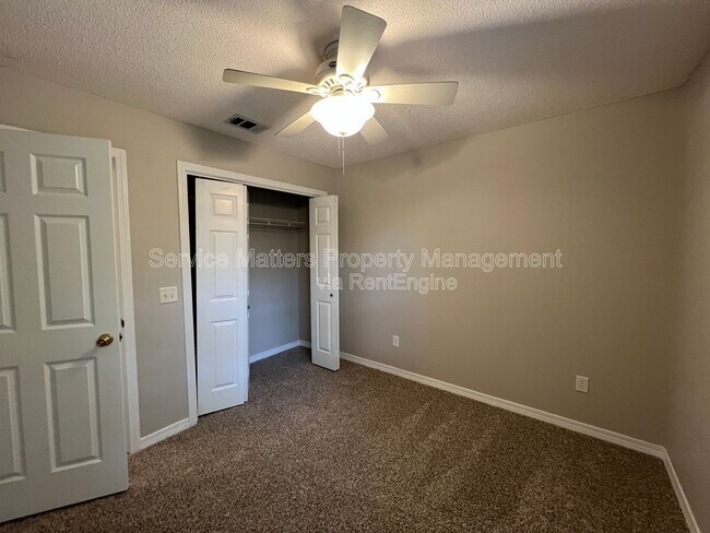 Building Photo - 5959 Sleepy Hollow Ct