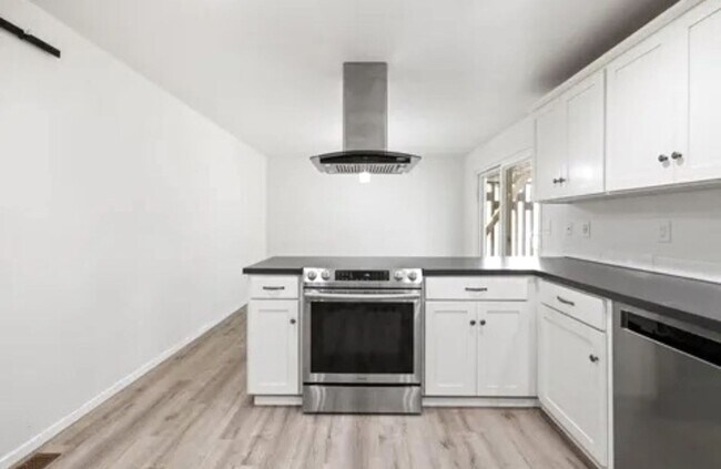 Building Photo - Elegant 4-Bedroom Home on a Corner Lot in ...