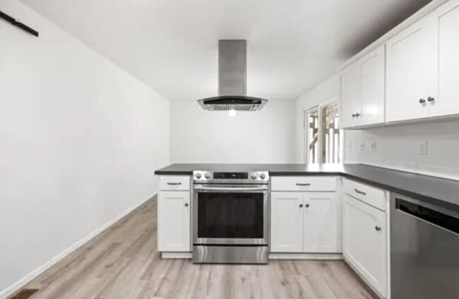 Building Photo - Stunning 4-Bedroom Modern Home in West Ric...