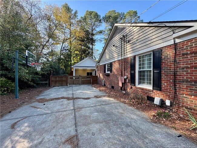 Building Photo - 2723 Huntington Rd