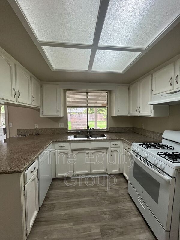 Building Photo - 143 N Simon St