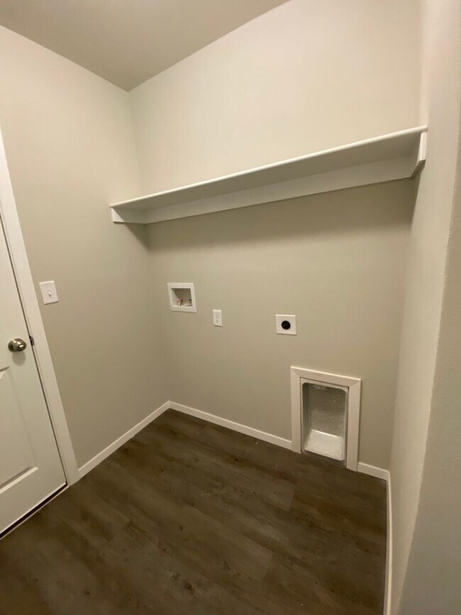 Building Photo - *NOW PRELEASING* Three Bedroom | Two Bathroom Home Fox Tail