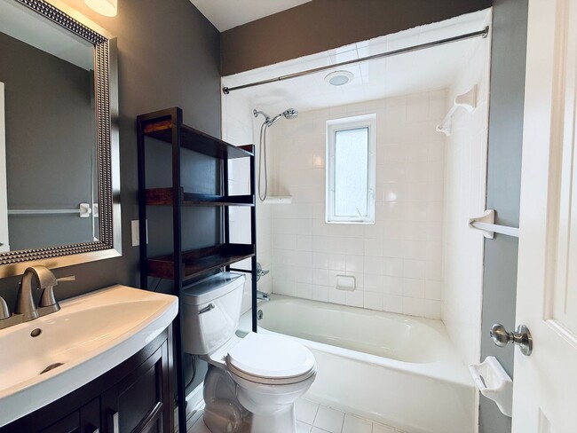 Building Photo - Fully Renovated 3-Bedroom 3-Bathroom Gem in Cincinnati!