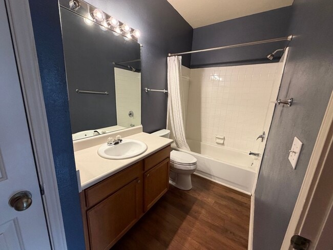 Building Photo - One Bedroom Condo with Garage