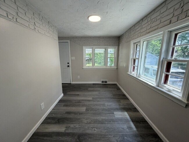 Building Photo - Pet-Friendly 3-Bedroom Home Near Downtown Akron Conveniences