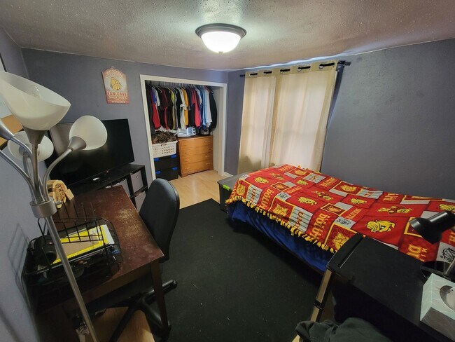 Building Photo - AVAILABLE JUNE - Updated 4 Bed 2 Bath