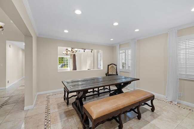 Building Photo - 5 Bedroom 5.5 Bathroom Pool Home in Encino