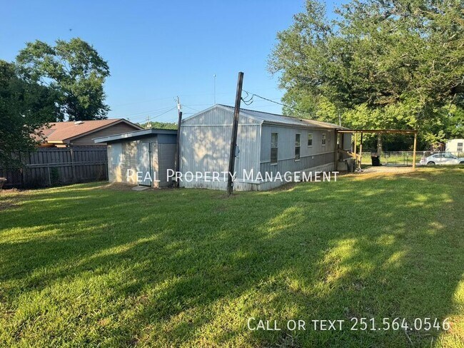 Building Photo - 3101 Western Hills Dr W