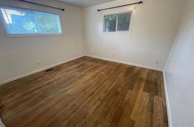 Building Photo - Charming 2 bedroom/1 bath Walking distance...