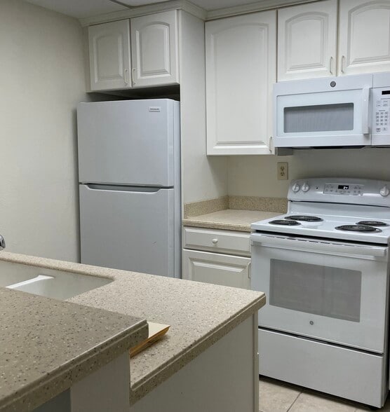 Kitchen - 10737 San Diego Mission Rd