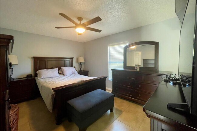 Building Photo - 825 Charles Ave