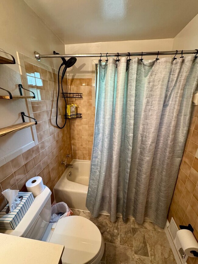 Building Photo - Charming 2-Bed 1-Bath Home in Avalon!