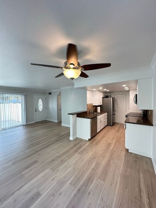 Building Photo - 3 Bedroom Tustin Condo - Recently Renovated - 2 Car Gar - Beautiful!!!!!