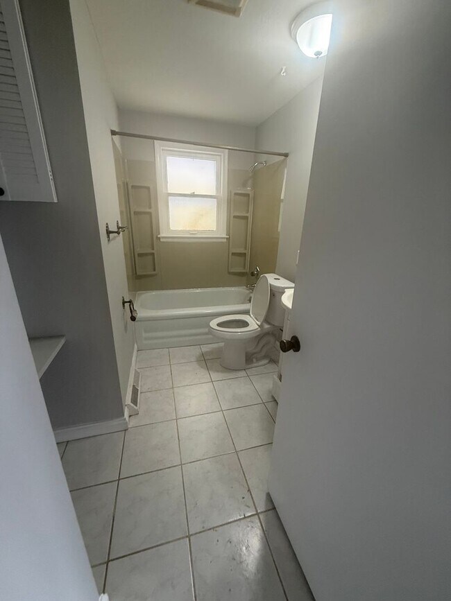 Building Photo - 4 Bedroom House