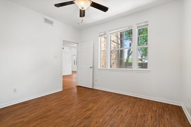 Building Photo - BEST 2 BEDROOM - PRIVATE YARD - PRIVATE GA...