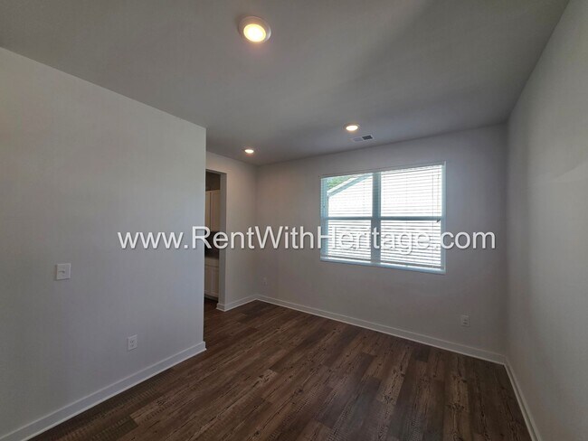 Building Photo - 8650 Paradise Dr