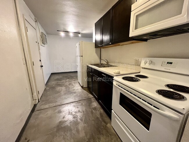 Building Photo - 2142 K St