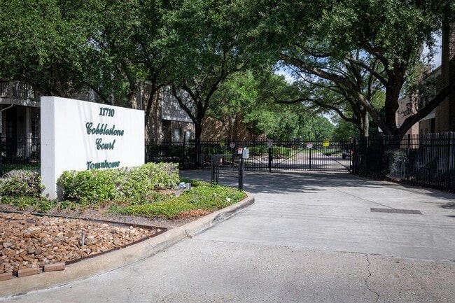 Building Photo - 11710 Southlake Dr