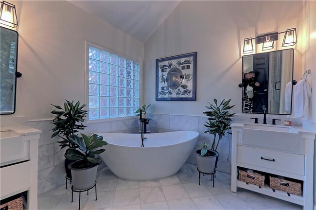 Building Photo - 5569 Julian Pl