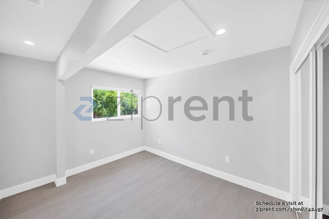Building Photo - 10950 Saticoy St