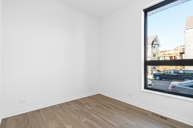 Building Photo - 2122 S Hoyne Ave