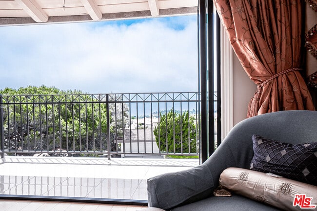 Building Photo - 1312 Via Zumaya